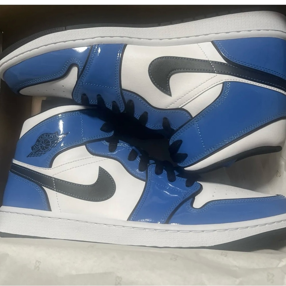 BNIB Jordan 1 Mid SE Signal Blue